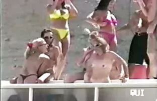 XXX MILF سیاه درست پشت سر کیرتو کس خفن شوهرش به تقلب می پردازد