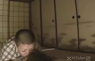 XXX سبزه زرق و برق دار با جوانان عکس کونوکوس بزرگ توسط یک مرد سیاه لعنتی می شود