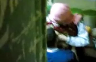 XXX بعد از عمل ، ماساژ درمانی دختر را به عکسهای کیر توی کوس سمت میز سوق داد