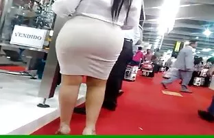 XXX ژیمناست ماسک بازیگوش پاهای خود را گسترش داده و بند فیلم کیرداخل کون خود را به الاغ خود می چسباند