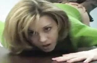 XXX این مربی یک بدنساز بزرگسالی بزرگسال سیری ناپذیر را روی میز پخت عكس كس كير و پز می کند