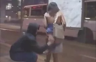 XXX لزبین ها کیرکوس خارجی با مشت زدن به یکدیگر
