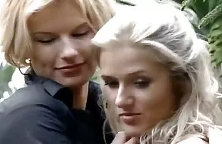 XXX عمه در لاتکس ادرار را از کوس کیر متحرک نفخ یک مرد پمپ می کند