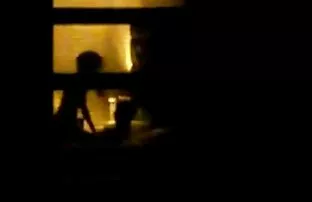 XXX مردی از همسرش هیجان زده عكس كير وكوس شد و او را روی مبل منفجر کرد