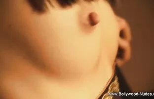 XXX MILF زرق و برق دار با لباس توری سوگوار بدن او را لمس می کیر توکون خارجی کند و خودش را لمس می کند