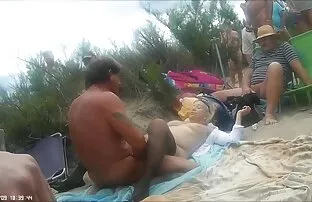 XXX جوجه در گپ و گفتگو پخش می کند تا نوازش گربه عكس كير و كون هایش را نوازش کند