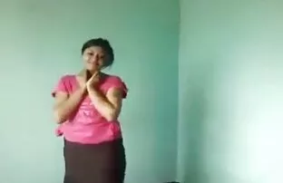XXX مادربزرگ روسی حتی در خیابان خیس نیست که انجمن کیر تو مکیدن کند