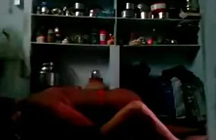 XXX خواهر روی پاهای برادرش زانو زد و نفس خود کیرکوس خارجی را مکید