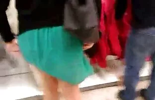 XXX یک نوزاد در دامن کیر و کوس متحرک گره دار به طور همزمان به دو پسر خدمت می کرد