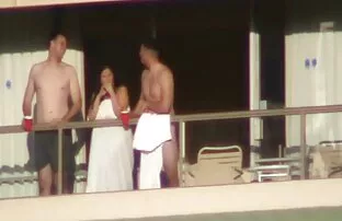 XXX زن کلاه خود را لیس می زند و از همه زیبایی های fucks عکس کیر توکوس زن در می آورد